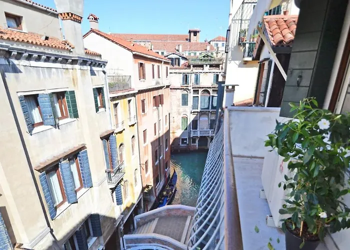 Ai Bareteri Luxury Canal View