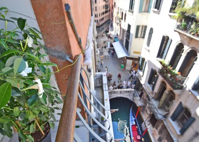 Ai Bareteri Luxury Canal View