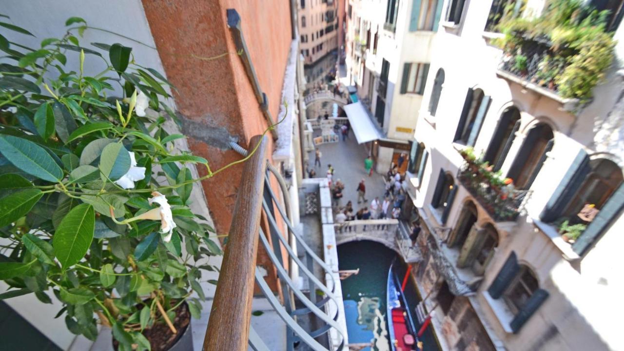 Ai Bareteri Luxury Canal View * Venezia
